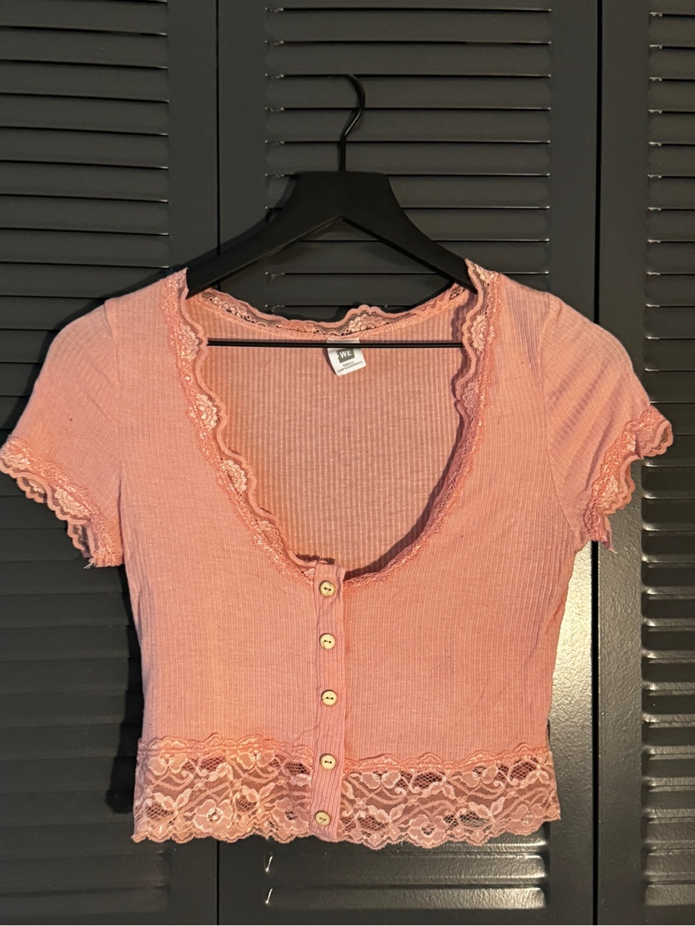 Me to We Pink Ribbed Lace-Trim Button Crop Top